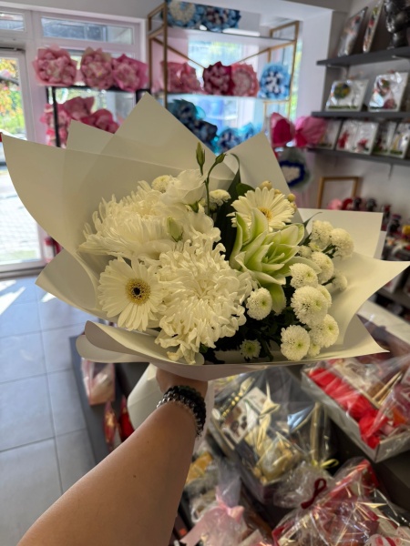 Buchet elegant alb &amp; verde - Livrare rapidă în Craiova - Img 3