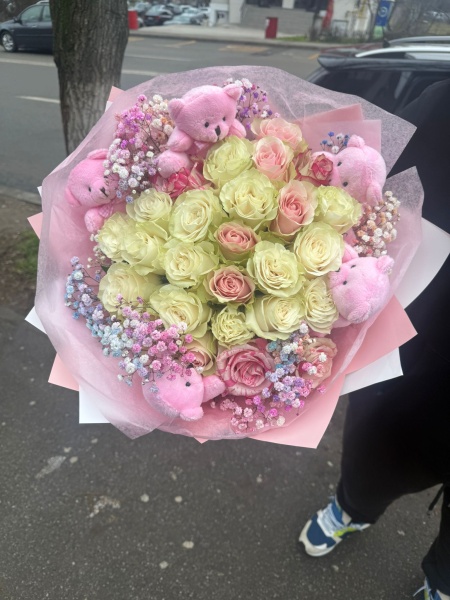 Buchet cu 19 trandafiri alb roz si 5 ursuleti miniatura roz - Img 2