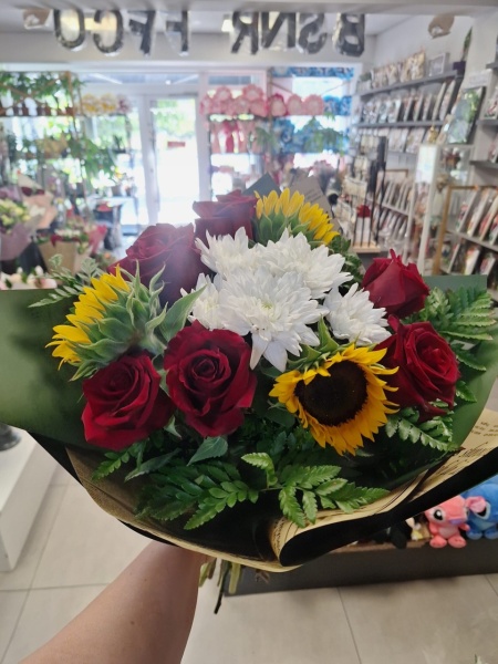 Buchet de vara cu floarea soarelui si trandafiri