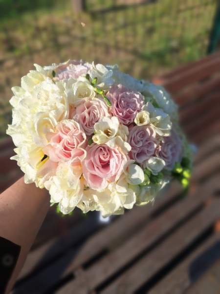 Buchet elegant mireasa cu frezii si trandafiri - Img 2