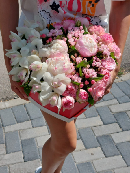 Cutie inima cu orhidee si bujori