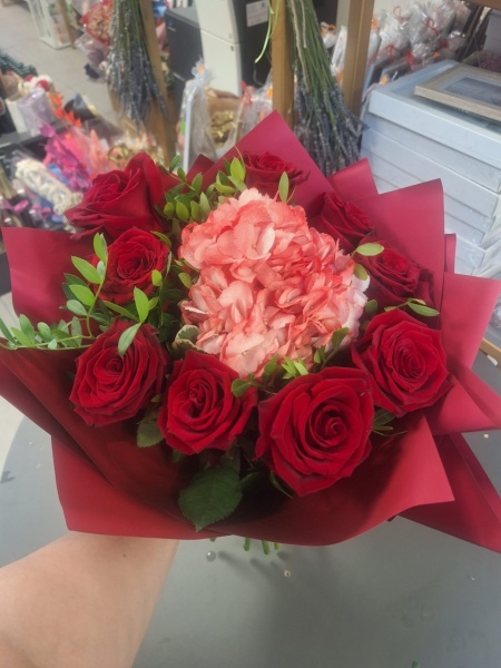 Buchet cu 10 trandafiri roșii și o hortensie – Florărie Craiova