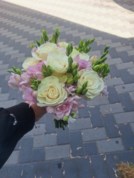 buchet de cununie trandafiri si frezii