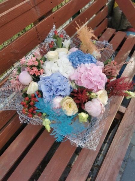 buchet-flori-mix-colorat-hortensii-2