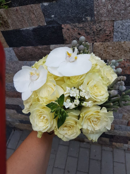 Buchet mireasa cu trandafiri albi si orhidee phalaenopsis