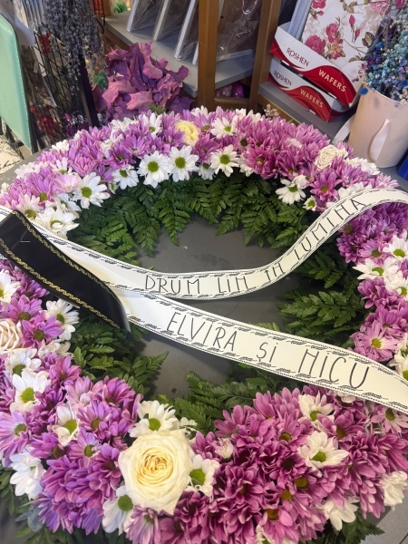 Coroană Funerară 70 cm cu Crizanteme si Trandafiri - Img 2