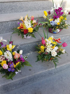 Aranjament Floral de primăvară in vase pictate