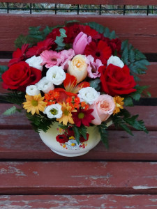Aranjament floral in vas pictat