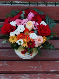Aranjament floral in vas pictat