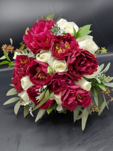 Buchet cu bujori rosii
