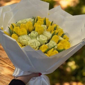 Buchet cu lalele galbene și trandafiri albi – livrare flori Craiova