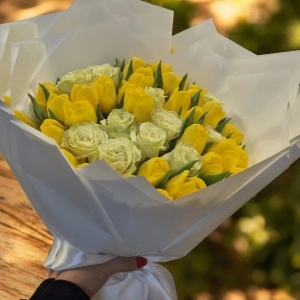 Buchet cu lalele galbene și trandafiri albi – livrare flori Craiova