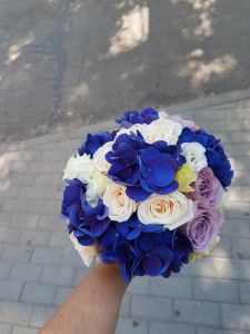 Buchet de mireasa cu hortensie si trandafiri ivoire