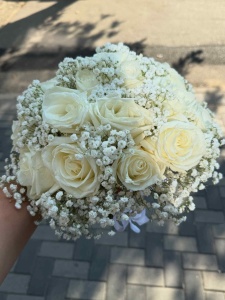 Buchet de nunta cu trandafiri albi si floarea miresei