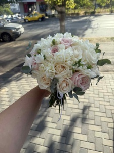 Buchet de nunta in nuante de alb-ivoire-roz