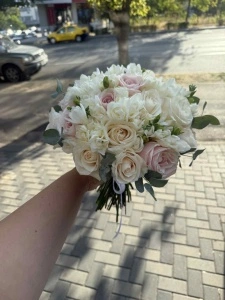 Buchet de nunta in nuante de alb-ivoire-roz