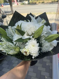 Buchet funerar cu crizantema si crin