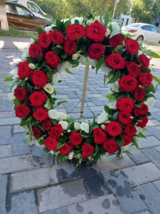 Coroana cu trandafiri rosii