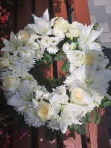 Coroana funerara flori albe 40 cm - Crini, Trandafiri, Crizanteme