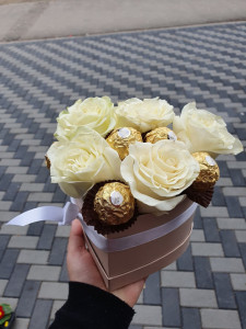 Cutie inimă mică cu trandafiri albi si praline