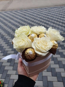 Cutie inimă mică cu trandafiri albi si praline