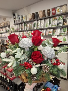 Aranjament de iarnă cu trandafiri rosii si decoratiuni