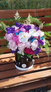 Aranjament Floral cu Bujori in cutie cu fluturi