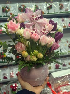 Aranjament Floral cu Orhidee și Lalele în Vas – Eleganță și Rafinament