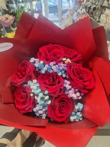 Buchet 7 Trandafiri Rosii si Gypsofilla Colorata