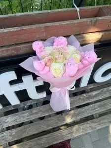 Buchet cu ursuleti si trandafiri naturali roz
