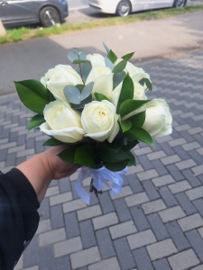 Buchet de cununie cu trandafiri albi si verdeata