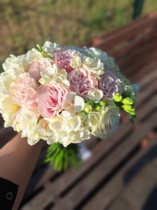 Buchet elegant mireasa cu frezii si trandafiri