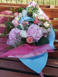 Buchet Hortensii si Trandafiri