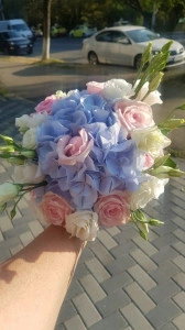Buchet mireasa cu hortensie albastra si trandafiri