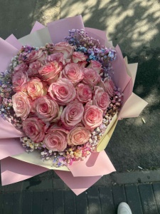 Buchet VIRAL cu trandafiri roz si gypsofilla colorata
