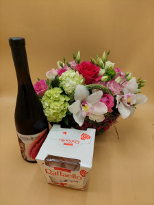 Cadou cu flori, vin de mure si Raffaello - Flori pentru mama sau sotie