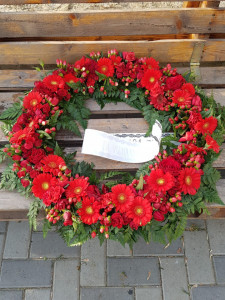 Coroana funerara cu flori rosii 70 cm