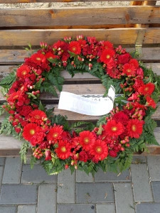 Coroana funerara cu flori rosii 70 cm