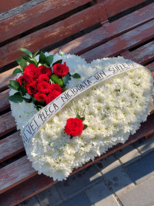 Coroana funerara in forma de inima
