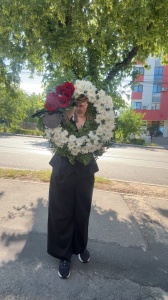 Coroană Funerară Rotundă 40 cm cu Crizanteme Albe și Trandafiri Roșii