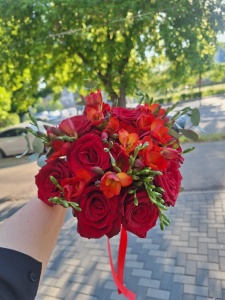 Buchet de nuntă cu trandafiri roșii si frezii