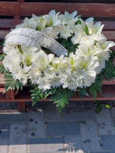 Coroana funerara cu crini albi 50cm