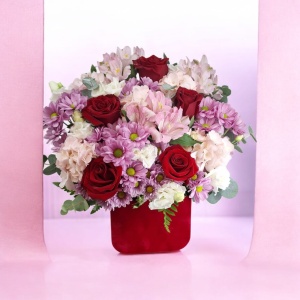 Aranjament floral în cutie cu trandafiri roșii și flori pastel – livrare flori Craiova