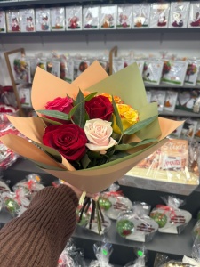 Buchet 7 Trandafiri Multicolori