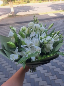 Buchet cu crini albi