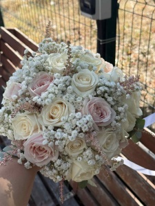 Buchet de mireasa cu floarea miresei si trandafiri
