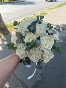 Buchet Mireasă cu Trandafiri Albi, Eucalipt și Gypsophila