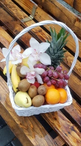 Cos cu fructe si orhidee