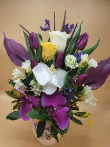 Aranjament floral cu lalele mov în vas pictat
