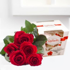 Buchet 5 trandafiri si Raffaello